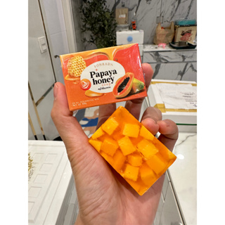 สบู่หน้าใสมะละกอน้ำผึ้ง ยี่ห้อ ฝนรดา FONRADA PAPAYA HONEY SOAP  🦄🔥 🔥ผลิตใหม่  แพ็กเกจใหม่ หน้าขาวใส ลดสีว ลดรอยดำ