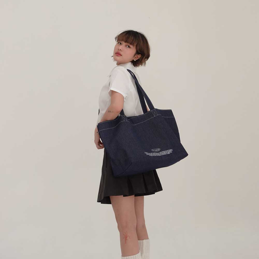 HOMELAND ♡ DENIM - กระเป๋าผ้ายีนส์ 3สี สกรีนลายสองด้าน มีฐานรองทรง มีแม่เหล็ก (Large)