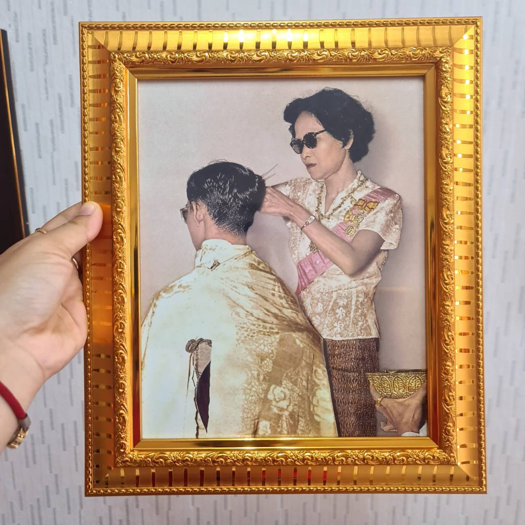 กรอบรูป สมเด็จย่า ภาพมงคล 28x30 ซม. มีขาตั้ง และ หูแขวนผนัง เสริมฮวงจุ้ย ร้านเสริมสวย ร้านตัดผม ตัดผมชาย ตัดผมหญิง ตัดผม