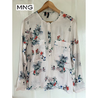 🍍 MNG x Cotton shirt ดระดุมครึ่งตัว กระเป๋าหน้า พื้นขาวสวยลายดอก สภาพ60% คะ • อก 34 ยาว 24.5 ป้าย xs