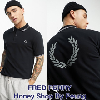 [ของแท้ พร้อมส่งในไทย] Fred Perry Back Graphic Polo Shirt Col : Black (SS23 เสื้อโปโลรุ่นใหม่ของซีซั่นนี้ ตัวเสื้อสีดำขล