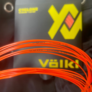 เอ็นไม้เทนนิส Volkl 1.3 mm Cyclone 16G 1ชุด 12 เมตร ดำ, นีออนเหลือง, นีออนส้ม