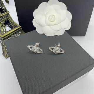 VIVIENNE WESTWOOD MINI BAS RELIEF EARRINGS ต่างหูจากแบนด์ Vivienne เอกลักษณ์จากอังกฤษ  เครื่องประดับฝังเพชร อะไหล่เงิน