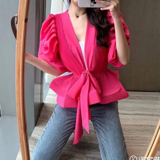 (8282)เสื้ออัดพลีท ระบาย แขนพวง เอวจ้ำ พร้อมโบว์ผูกหน้า