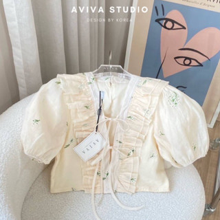 Aviva เสื้อแขนตุ๊กตา มีระบายด้านหน้า ปักลายดอกทั้งตัว ซิปซ่อนด้านข้าง