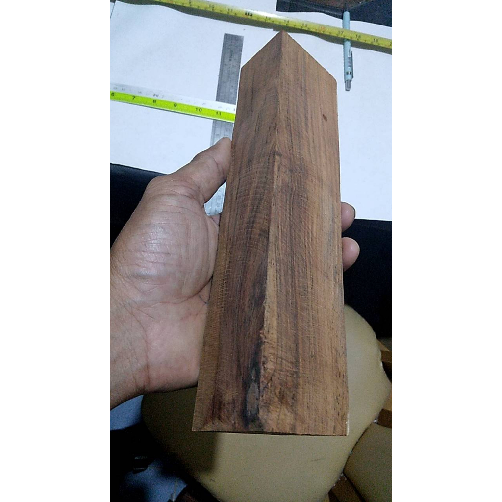 ไม้พยุงท่อน ลายสวยงาม ไม้มงคล ไม้หายาก (รหัส 135) จำนวน 1 ชิ้น ขนาด 22x 5 x4 cm สำหรับทำด้ามมีด หรือ