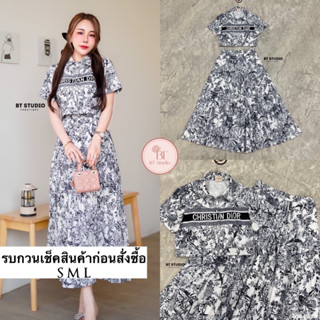 เซท 2 ชิ้น เสื้อครอปสั้นแขนสั้นคอปก งานพิมพ์ลายแต่งสกรีนตัวอักษรคาดกลางอก แมทซ์กับกระโปรงอัดพรีทบานระบายพริ้ว พิมพ์ลาย