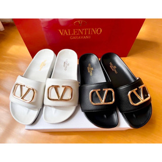 รองเท้าแตะแบบสวม valentino มี 2 สี ดำ ขาว