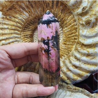 แท่งหินโรโดไนต์ หินโรโดไนต์(Rhodonite)ยาว 9.9 ซม. กว้าง 2.6 ซม. หนา 2.5 ซม.น้ำหนัก 177.9 g.