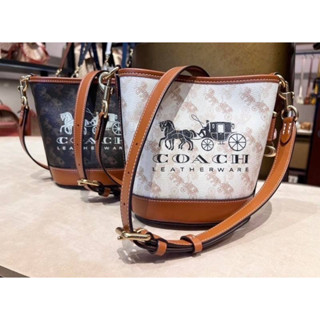 C รุ่น DAKOTA BUCKET BAG WITH HORSE AND CARRIAGE PRINT ((CJ828))