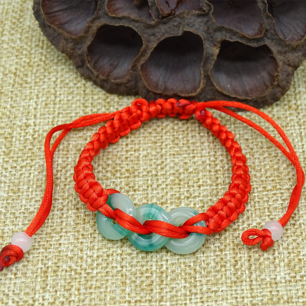 🔥ผ่านพิธี🔥 สร้อยข้อมือด้ายแดงหยก(เทียม)3เหรียญ🔥เสริมความรัก สุขภาพ การงาน นำโชค กำไลเชือกถักนำโชค - รูปที่ 2