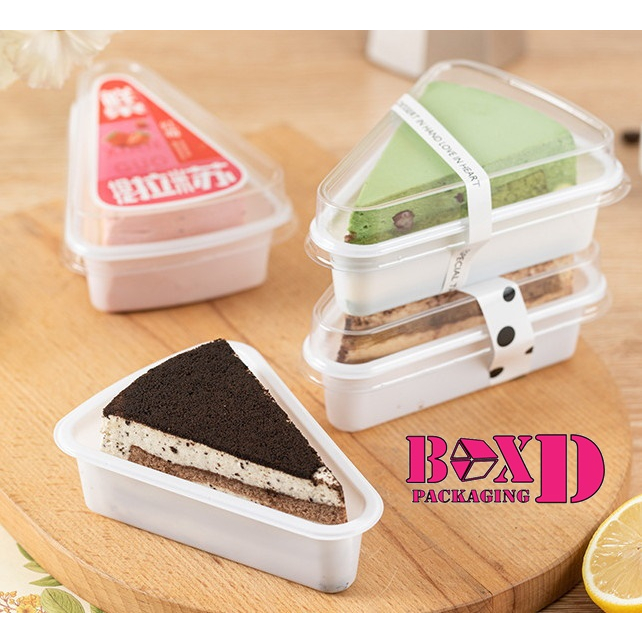 กล่องเค้ก สามเหลี่ยม กล่องพลาสิกสามเหลี่ยมฐานสูงสีขาว +ฝา แพค 20 ชุด (XX076)