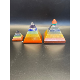 หินธรรมชาติ 7 จักระพีระมิดสำหรับการรักษาเรกิ Natural stones 7 chakra pyramid for rekhi healing.