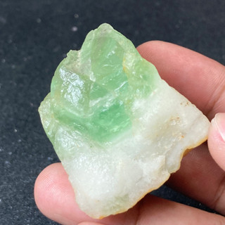 FLU68 ฟลูออไรต์ ( Fluorite ) สีเขียว ตรงปก หินธรรมชาติ หินสี  ของสะสม หินมงคล แร่หายาก หินนำโชค หินเสริมดวง