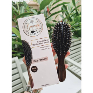 Genamaze Oval sandle wood bristle brush - Mini    หวีแปรงขนหมูป่าอย่างดี ช่วยถนอมเส้นผมและหนังศีรษะ ขนาด Mini สำหรับพกพา