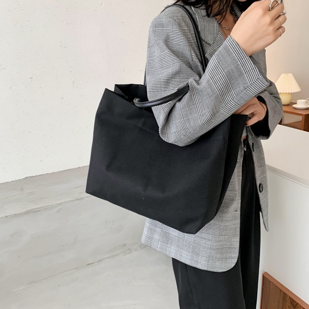 ꕥCatalog Bagꕥ กระเป๋าผ้าสะพายข้างแฟชั่น สีพื้น 2 สี สายกระเป๋าหนัง (04)