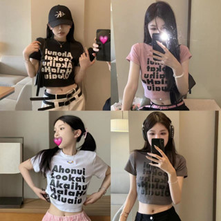 cherryshop พร้อมส่ง🔥เสื้อยืด🍀เสื้อครอปแขนสั้นพิมพ์ลายตัวอักษรสำหรับผู้หญิง เสื้อยืดแขนสั้นสไตล์สาวฮอตสไตล์เกาหลีสำหรับผู