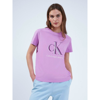 เสื้อยืดทรงคอกลมสีพื้นผ้าคอนตอน ด้านหน้าสกรีนลาย “Calvin Klein Jeans”