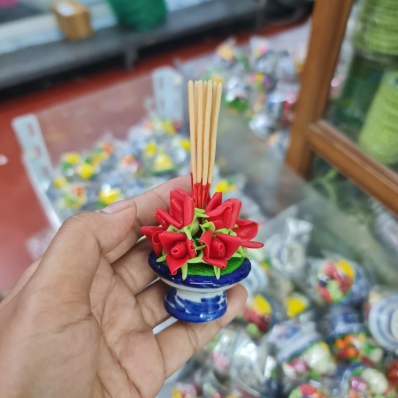 พานกุหลาบแดง ไหว้ท้าวเวสสุวรรณ