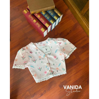 เสื้อครอปแพทเทิร์นสวยลายดอกไม้น่ารักๆป้ายVANIDA