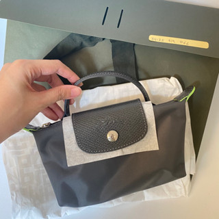 📍พร้อมส่งสีเทาgraphite 💯จากUSA Longchamp pouch mini with handle ฮิตมาก