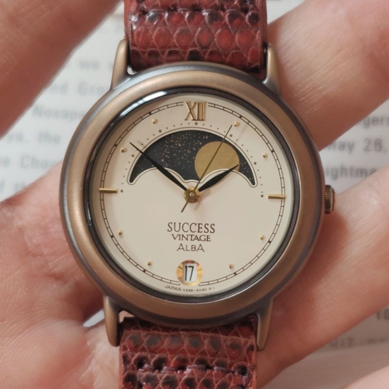 นาฬิกา Vintage Alba by Seiko หน้าพระจันทร์ ไม่ผ่านการใช้งาน ขนาด boy size ระบบถ่าน