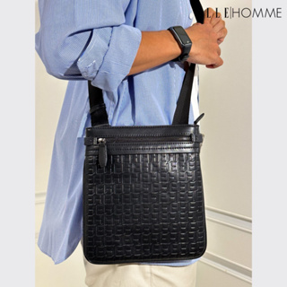 ELLE HOMME I กระเป๋าทรง Clutch สไตล์ modern อัดลายโลโก้ Elle Homme ด้านบนมีซิปเปิดได้พร้อมช่องเก็บของด้านในจำนวน 2 ช่อง สีดำ I W8H008