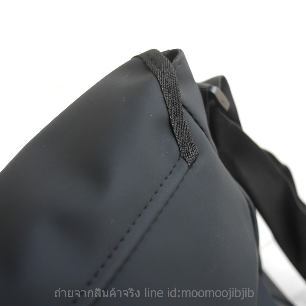 Converse Messenger สีดำด้าน หนัง pu หนา กันน้ำได้ ทรงสวย ใส่หนังสือเรียน ไอแพด สายยาว