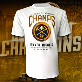 เสื้อยืดคอกลม บาสเกตบอล NBA ลาย Denver Nuggets รุ่น NBA Champions 22-23 #BK0196 (ขาว) พิมพ์ทั้งตัว ไซส์ S-5XL