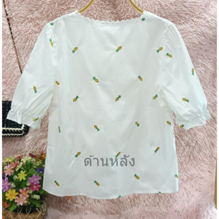 เสื้อแฟชั่นคอวีแต่งลูกไม้ ปักสัปรด สีขาว งานป้าย