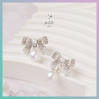 [petite by PRAKYRE] Ribby Diamond with Pearl Dangle Earrings - ต่างหูห้อยรูปโบว์ประดับด้วยเพชรและมุก