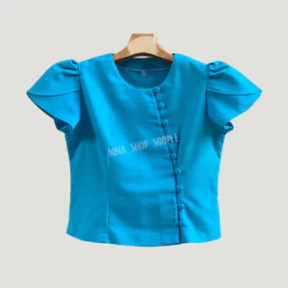 เสื้อสีขาวคอกลมแขนกลีบบัว ลิซ่า กระดุมปั๊ม9เม็ด โดดเด่น ทรงสวยเข้ารูป ดูสุภาพเรียบร้อย สวมใส่สบาย ได้ทุกโอกาส เอกลักษณ์