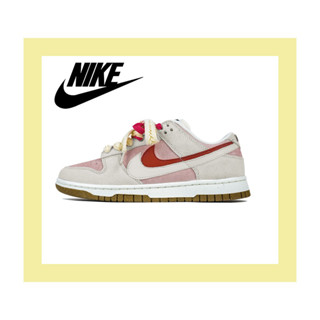 ของแท้ 100% NIKE Dunk Low SE K999 เทรนด์ของขวัญวันวาเลนไทน์ double-layer swoosh retro powder รองเท้าผ้าใบสีเทาและสีขาว