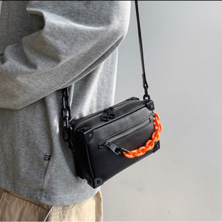 LEWIS CHAIN BAG : กระเป๋าสะพายข้างหนังซิปตกแต่งสายโซ่