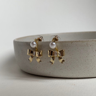 Ribbon Earrings | @trophies.co