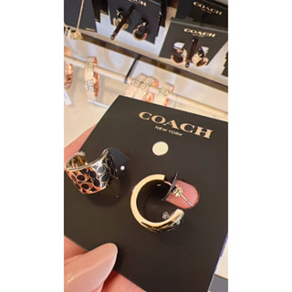 พร้อมส่ง แท้ 🇺🇸💯% New Coach ต่างหู Signature Enamel Huggie Earrings (C7770) Gold/Black