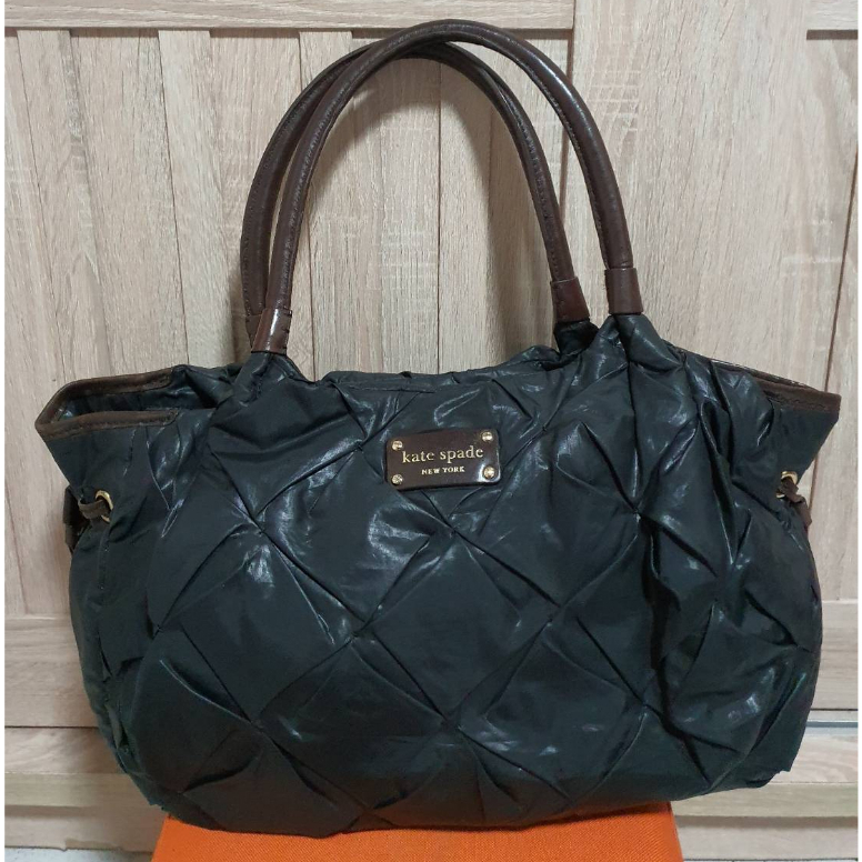 กระเป๋า Kate Spade แบรนด์แท้ กระเป๋าผ้าควิลท์ รุ่น Women's Quilted Tote Bag สีดำ ไม่เคยใช้งาน เจ้าของขายเอง 700 บาทค่ะ