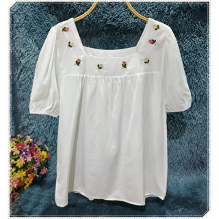 เสื้อแฟชั่น สีขาวปักดอก แขนสั้น