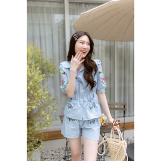 ราคาถูกที่สุด!! Camellia Set เสื้อเชิ๊ตปักลายดอกไม้ที่ช่วงไหล่+กางเกงขาสั้น สีฟ้า