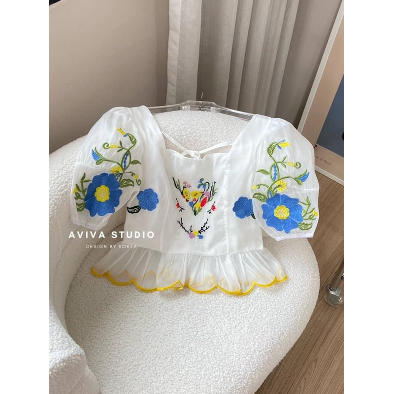 AVIVA เสื้อเชิ้ตแขนตุ๊กตาแต่งชายระบาย งานปักลายดอกไม้