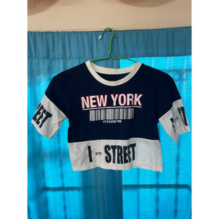 เสื้อยืดครอป พิมพ์ลาย Newyork แต่งแขนน้ำเงินขาว เก๋เท่ห์ ใหม่มากค่ะ size S-M อก 32-34 ยาว 16