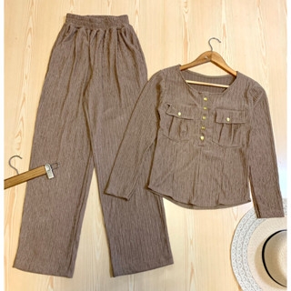 Set 2 ชิ้น ผ้าท็อปฟี่เนื้อดีใส่สบายทั้งเซ็ตค่า เสื้องานกระดุมหน้า แขนยาว เข้ารูปสวย มาคู่กับกางเกงขายาว