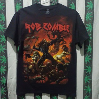 เสื้อยืดมือสอง Usa นักดนตรี เสื้อวงเฮฟวีเมทัล ROB ZOMBIE ลายเถื่อนๆ เดือดๆ ลายเต็มๆหน้าหลัง Tour 2013 Size M.อก20/ยาว28