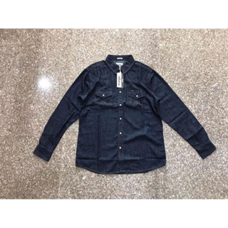 Wrangler เสื้อเชิ้ตผู้ชาย แขนยาว สียีนส์เข้ม ผ้าไม่ยืด Cotton 100%  มีกระเป๋าด้านหน้าสองข้าง ของแท้จาก Shop