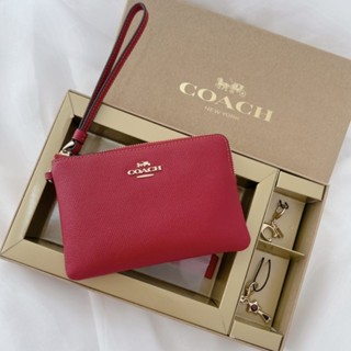 🌈 Setกระเป๋าคล้องมือ NEW coachCoach Boxed Corner Zip Wristlet มี 2สีค่ะมาพร้อมตุ้งติ้ง 2 อันน่ารักสุดๆ