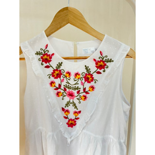 เสื้อแขนกุด งานปัก สวยมาก ขาวสะอาด อก36  ยาว24 • Code : 004(1)