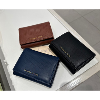 กระเป๋าสตางค์ใบสั้น2พับ Charles&amp;keith 1,490.- จากshop อุปกรณ์ครบ