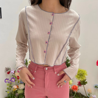 [พร้อมส่ง] Mooonbeam.co - เสื้อแขนยาว กระดุมดอกไม้ น่ารัก ซัมเมอร์ (Peony Top)