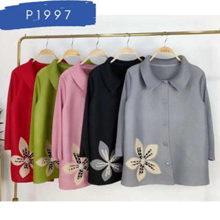 Pleatbynisa P1997 เสื้ออัดพลีทคอปก สีพื่นเรีบบหรู แต่งดอกที่มุมเสื้อ สวยหวาน เนื้อผ้าคุณภาพ polyester100%