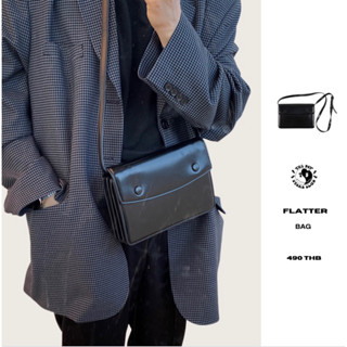 THEBOY - FLATTER PU BAG กระเป๋าสะพายข้างทรงสีเหลี่ยมผืนผ้า